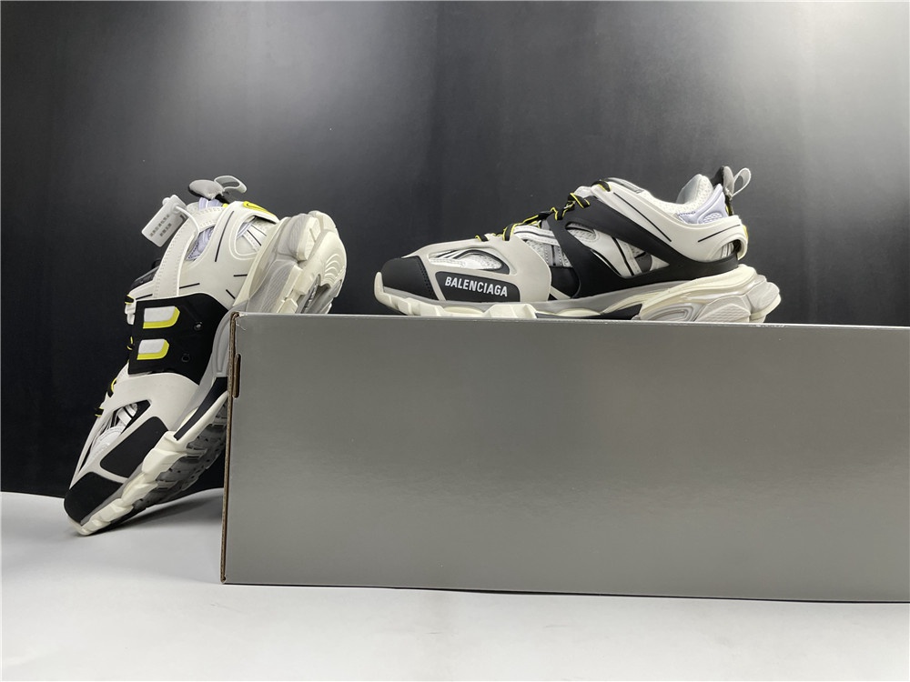 TRIPLE-S SNEAKER